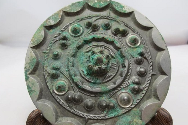 西漢青銅鏡背紋飾初探—以洛陽風格發展的趨勢為例
